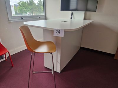 un bureau sur lequel se trouvent une chaise et un écran