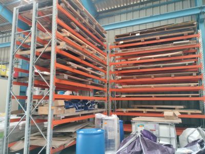 2 Racks, 4 échelles, 55  lisses avec stock de tôles, chutes de tôles, - Photo 1