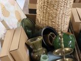 une boîte remplie de vases posée sur une table dans un magasin
