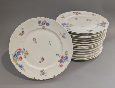 plusieurs assiettes empilées sur une table