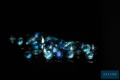 de très jolis diamants bleus sur un fond noir