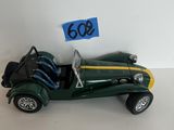 une petite voiture verte sur laquelle figure un numéro
