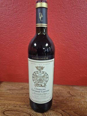 une bouteille de vin posée sur une table