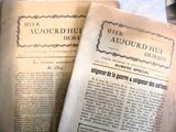 deux vieux livres posés l'un à côté de l'autre sur une table