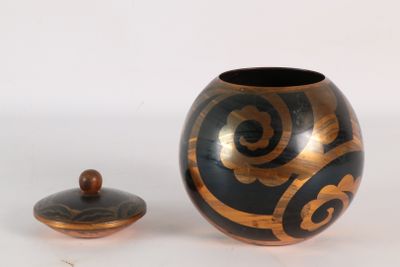 un vase noir et doré, avec un couvercle à côté