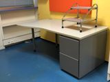un bureau sur lequel se trouve un ordinateur, dans un bureau
