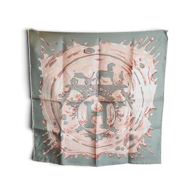 un foulard carré orné d'un motif représentant un cheval et un cercle
