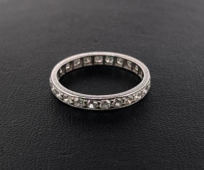 Alliance américaine en or gris 750 millièmes ornée de diamants ronds.  - Photo 1