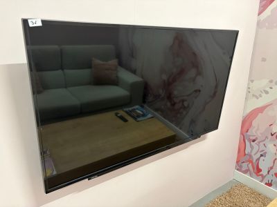 un grand téléviseur à écran plat accroché au mur