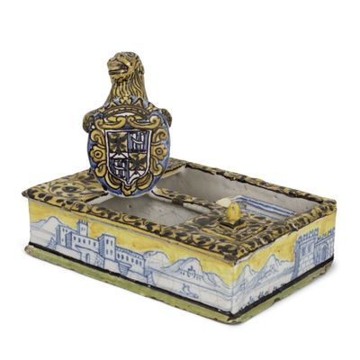 une image représentant une boîte décorative ornée d'un blason