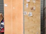 un grand réfrigérateur en bois au milieu d'un entrepôt