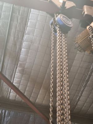 une chaîne suspendue au plafond d'un immeuble