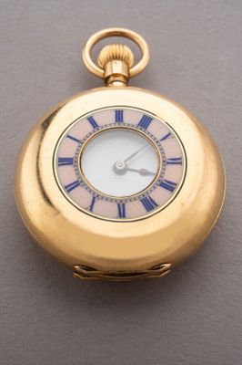 une image d'une montre de poche en or avec des chiffres romains sur le cadran