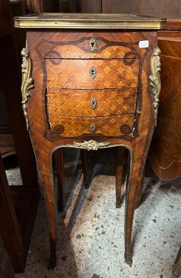 une petite table en bois sur laquelle se trouve un miroir