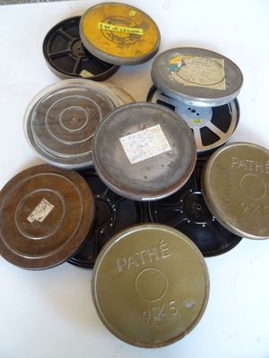 de nombreuses boîtes posées sur une table