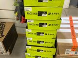 des cartons empilés les uns sur les autres dans un magasin