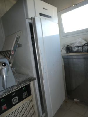 une cuisine équipée d'un réfrigérateur, d'un évier et d'un lave-vaisselle
