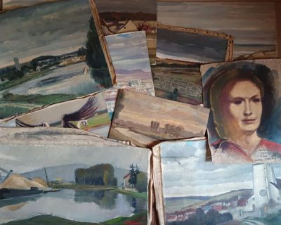 de nombreux tableaux représentant une femme, exposés dans une vitrine