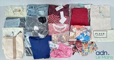 de nombreux types de vêtements et de sacs posés sur la table