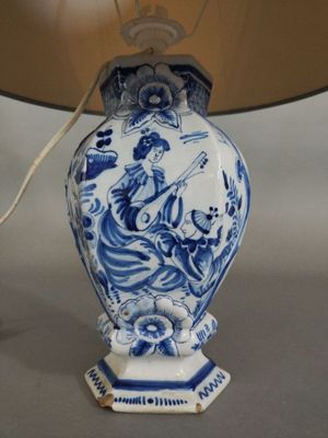 DELFT, Vase balustre en faience à décor émaillé en camaieu b…
