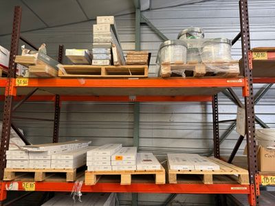de nombreux cartons et boîtes sur les étagères de l'entrepôt
