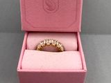 une image représentant une boîte rose contenant une bague