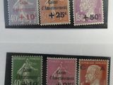 trois timbres différents, présentant chacun un motif distinct, sur un fond blanc