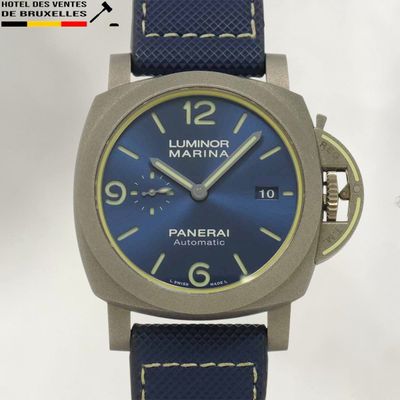 gros plan d'une montre-bracelet avec un cadran bleu