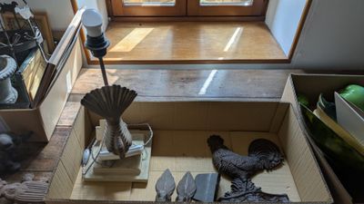 une boîte contenant tout un tas d'objets