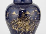 une image représentant un vase bleu orné d'un motif doré