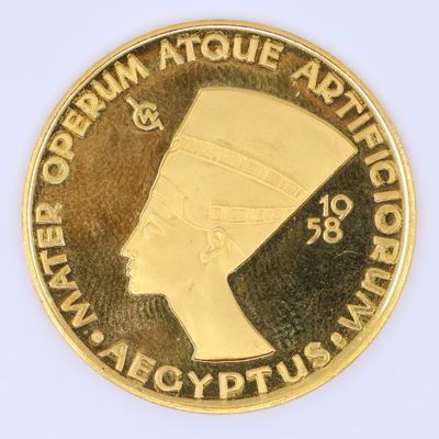 une image représentant une pièce d'or à l'effigie d'un pharaon