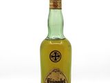 une photo d'une bouteille de tequila posée sur une surface blanche