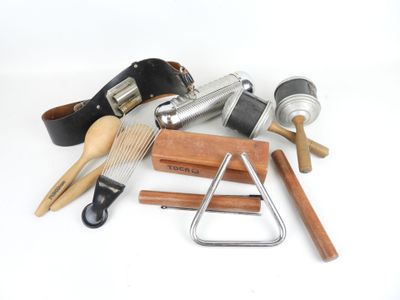 un grand nombre d'outils posés sur la table