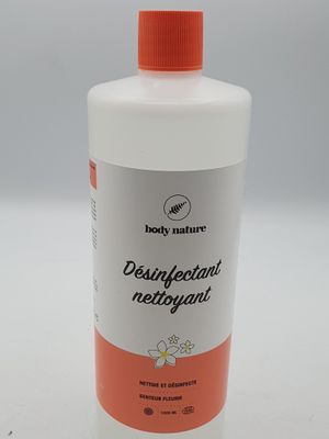 un flacon de « Body Nature Paintfectant Retinogant » posé sur une surface blanche