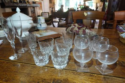 une table sur laquelle sont posés de nombreux verres à vin