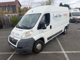 une camionnette blanche garée dans un parking