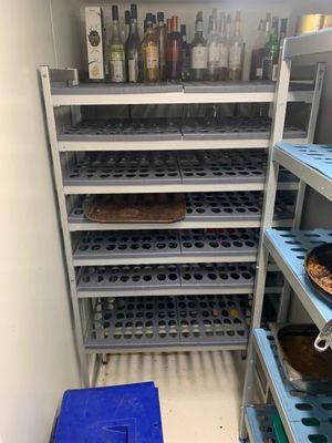 un garde-manger avec de nombreuses étagères et des bacs remplis de provisions