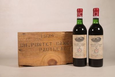 deux bouteilles de vin posées à côté d'une caisse en bois sur une table