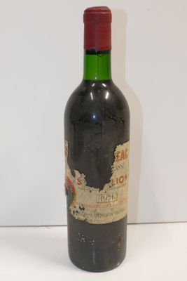 une bouteille de vin posée sur une table