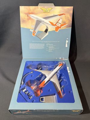 une boîte ouverte contenant une maquette d'avion