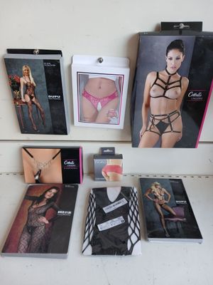 de nombreux articles de lingerie sur une étagère dans un magasin