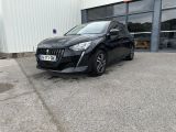 la voiture noire est garée devant un bâtiment