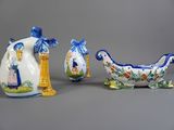Trois types différents de figurines en céramique sont exposés sur une surface grise