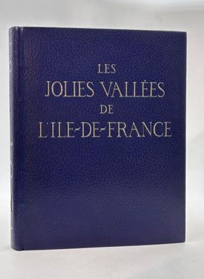 un livre bleu posé sur une table blanche