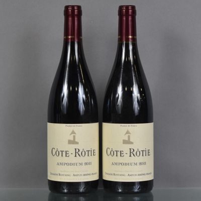 deux bouteilles de vin posées sur une table l'une à côté de l'autre