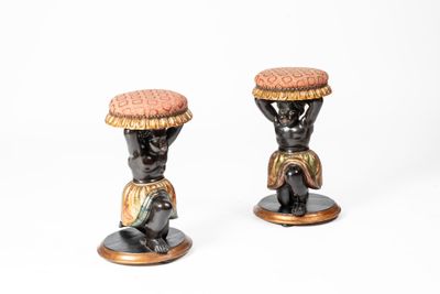 paire de figurines noires et dorées représentant un homme avec un panier sur la tête