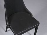 une chaise noire avec un liseré blanc sur le dossier