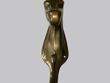 sculpture en bronze représentant une tête de cheval sur fond gris