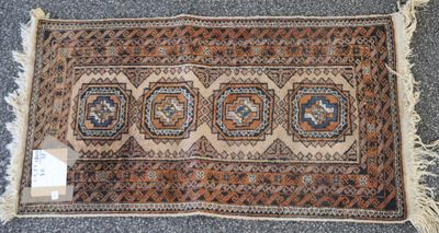 un gros plan d'un tapis à franges posé sur un autre tapis