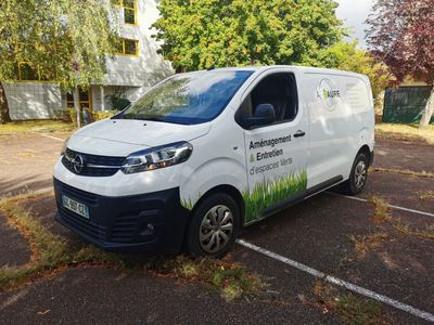 une camionnette garée dans un parking